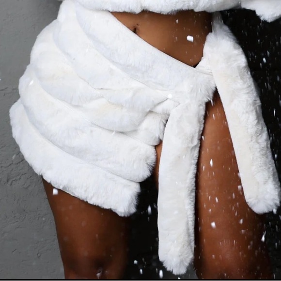Elegant White Faux Fur skirt for Women - Picture 1 of 1